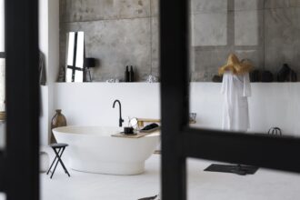 eleganckie-tlo-lazienki-Schwarze Armaturen im Badezimmer Die neuen Trendsetter-Wohntrends Magazin