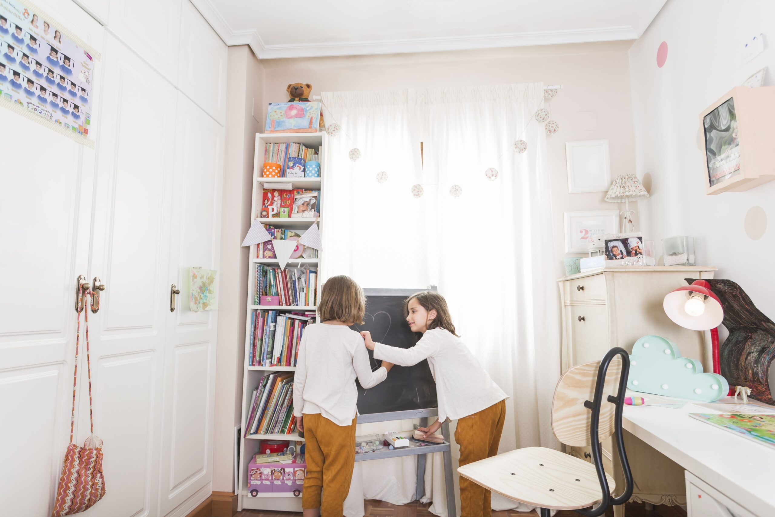 Schmales Kinderzimmer einrichten: 10 praktische Tipps für begrenzten Raum - Wohntrends Magazin