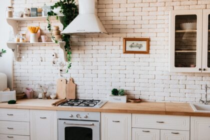 dmitry-zvolskiy-Moderne Küche ohne Oberschränke Gestaltungsideen für einen minimalistischen und offenen Look-Wohntrends Magazin