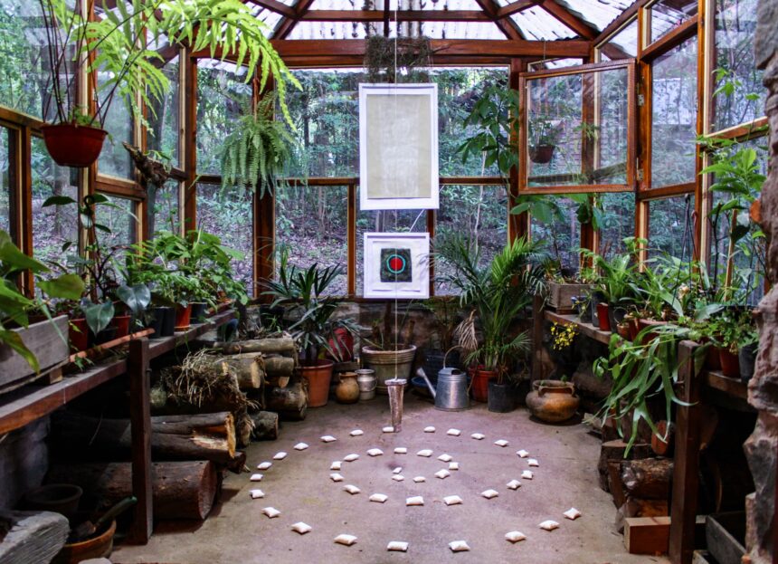lucas-craig-Natürliche Schönheit Ein Gewächshaus aus Holz für den Garten-Wohntrends Magazin