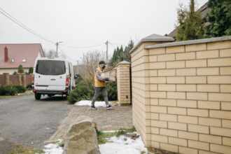 Lieferung frei Bordsteinkante: Was bedeutet das und was sollten Sie wissen