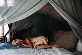 rachel-claire-Ohne Kissen schlafen Vor- und Nachteile für Ihre Gesundheit-Wohntrends Magazin
