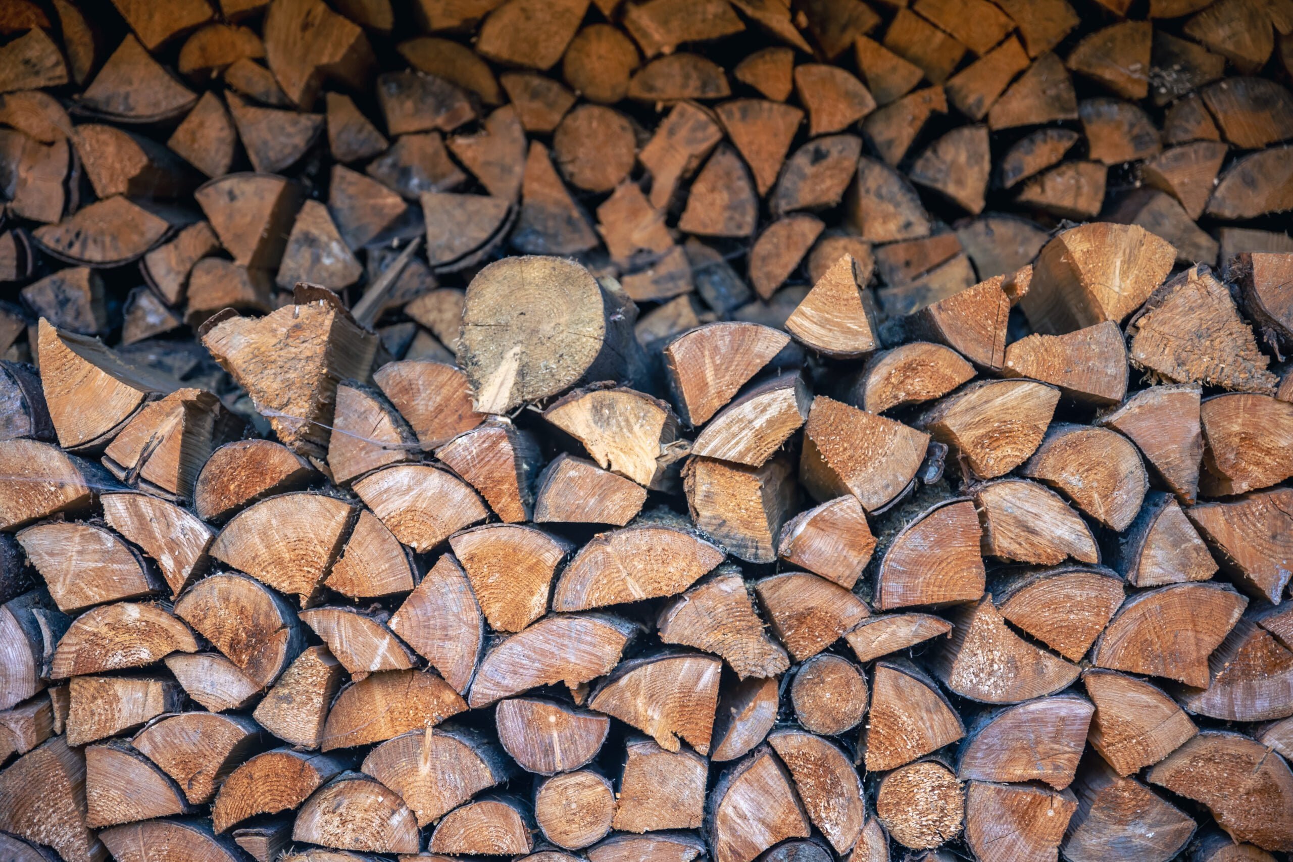 Besser heizen mit gut gelagertem Holz! Erfahren Sie mehr über optimale Brennholzlagerung und kreative Lagerlösungen.- Wohntrends Magazin