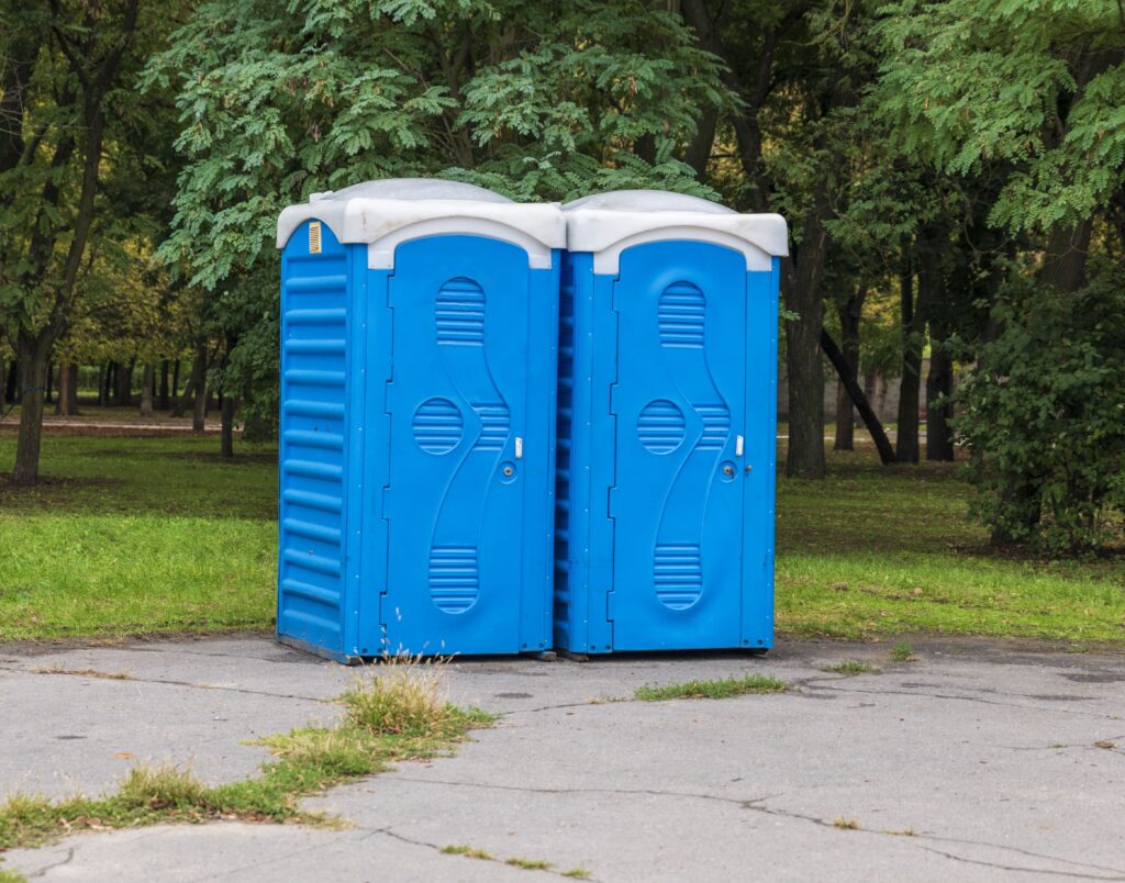 zwei blaue kabinen der bio toilette 1