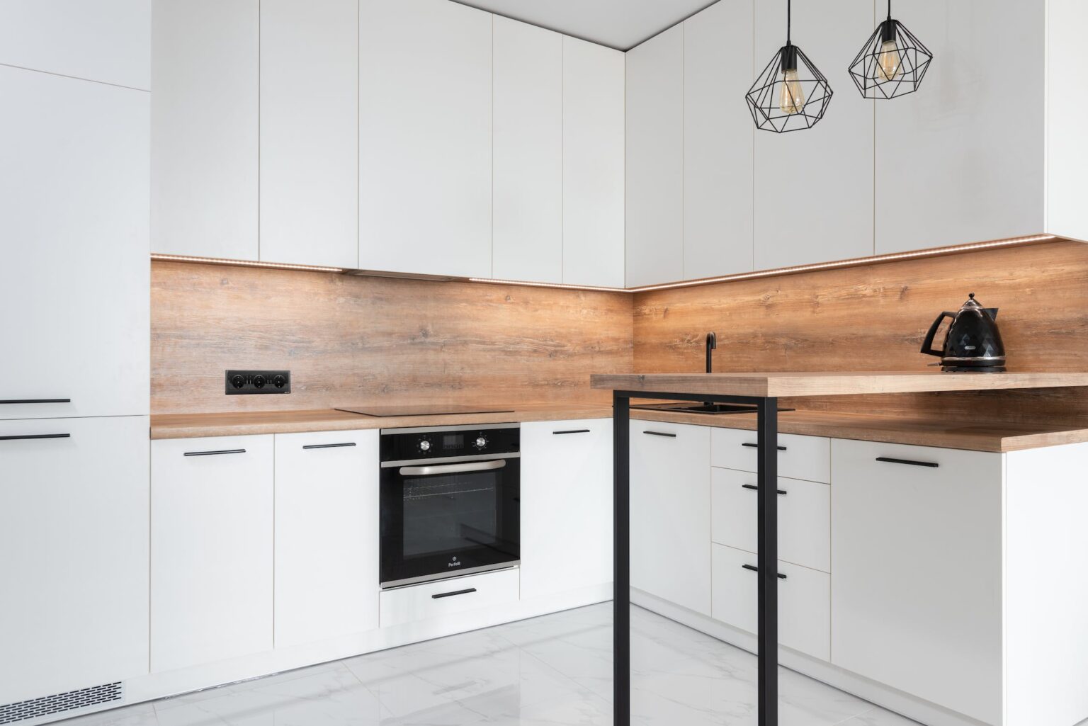 Weiße Küche mit Holz kombiniert: Ein zeitloses und harmonisches Design ...