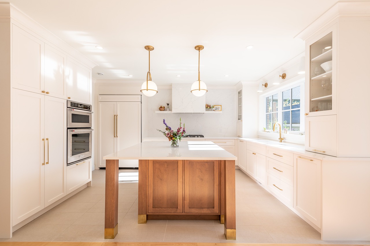 Weiße Küche mit Holz kombiniert: Ein zeitloses und harmonisches Design ...