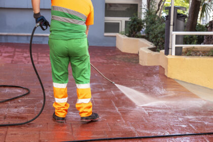 Terrassenplatten reinigen und versiegeln: Wie man die Oberfläche langfristig schützt