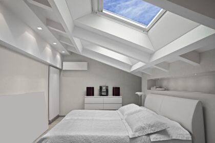 Bett unter Dachschräge einrichten: Ideen und Inspiration für gemütlichen Schlafbereich