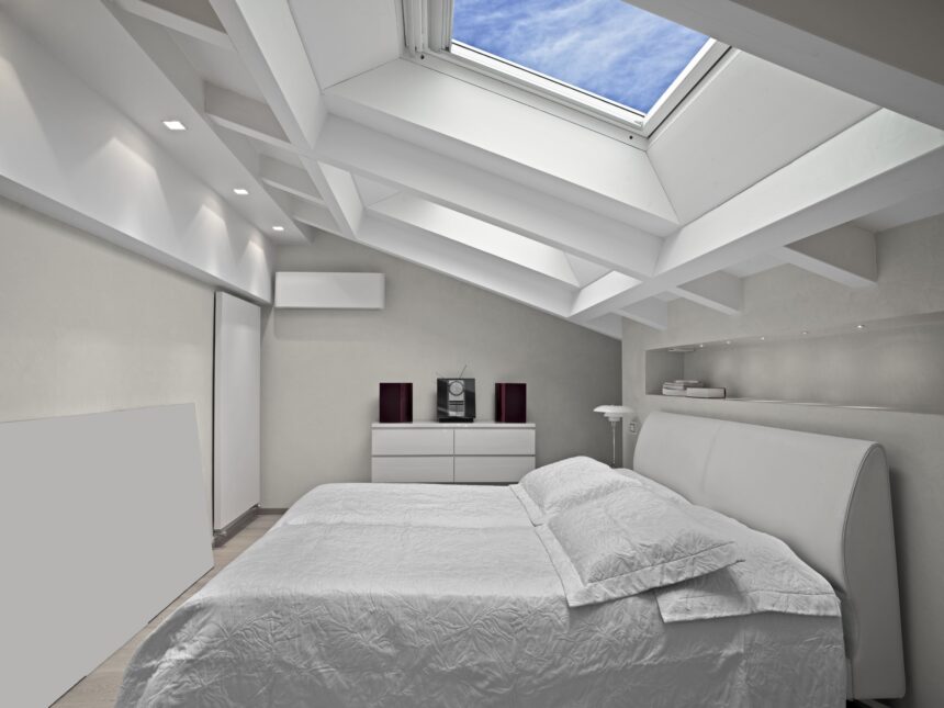 Bett unter Dachschräge einrichten: Ideen und Inspiration für gemütlichen Schlafbereich