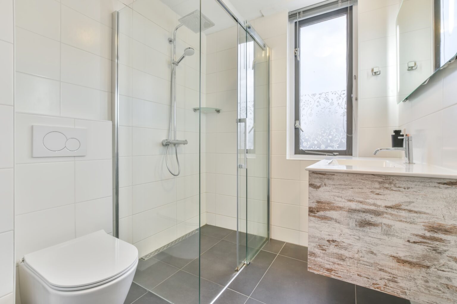 Kleines Bad mit Dusche gestalten: Optimale Raumnutzung und Platzierung der Dusche