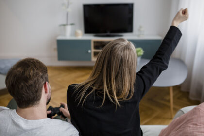 Was ist der optimale Sitzabstand vom Fernseher zum Sofa?