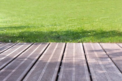 Holzterrasse auf Rasen bauen: Was ist zu beachten?