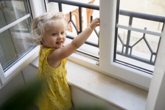 Absturzsicherung für Fenster: Maßnahmen zur Gewährleistung von Sicherheit und Schutz