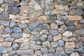 Trockenmauer bauen ohne Fundament: Wie man für Stabilität ohne Beton sorgt