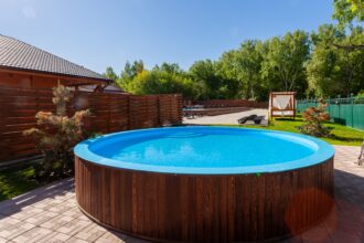 Pool mit Holz verkleiden: Eine natürliche und ansprechende Lösung für die Poolgestaltung