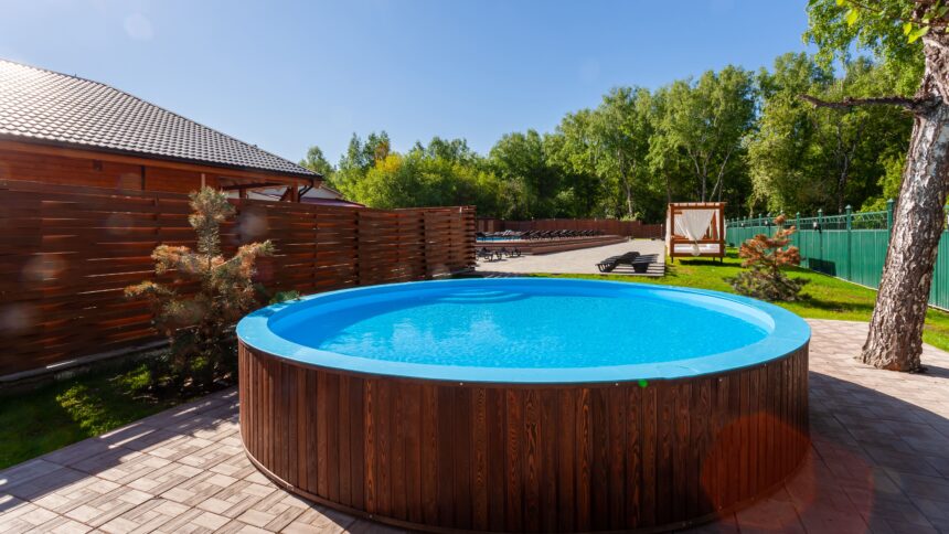 Pool mit Holz verkleiden: Eine natürliche und ansprechende Lösung für die Poolgestaltung