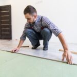 Laminat auf Teppich verlegen: Vor- und Nachteile dieser unkonventionellen Bodenkombination