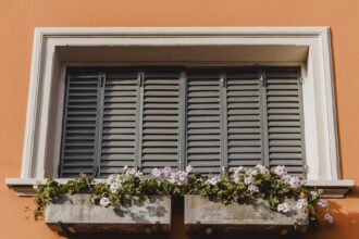 Fensterbrett außen: Welches Material eignet sich am besten für den Außenbereich?