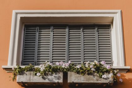 Fensterbrett außen: Welches Material eignet sich am besten für den Außenbereich?