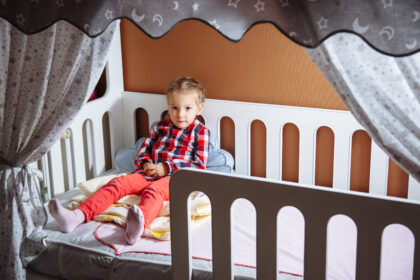Rausfallschutz für Kinderbetten: Was Eltern wissen sollten