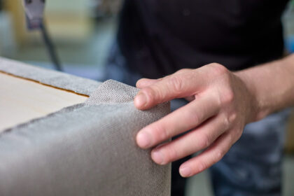 Sofa neu beziehen: Wann, warum und wie oft sollte man es tun? - Wohntrends Magazin