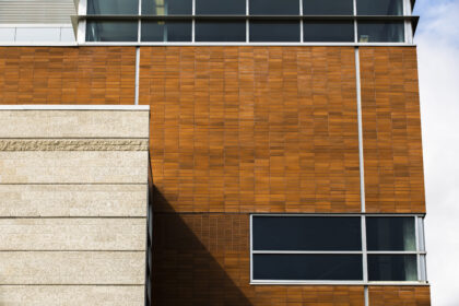 Vorgehängte, hinterlüftete Fassade: Die Vorteile moderner Gebäudegestaltung