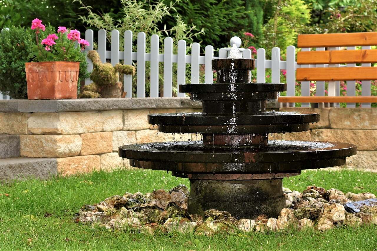 SolarBrunnen ohne Strom und Wasseranschluss Eine umweltfreundliche