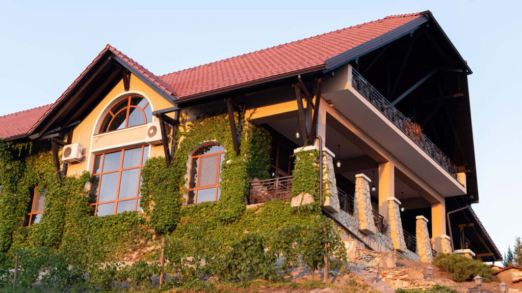 Farbharmonie am Haus: Wie man die passende Fassadenfarbe für ein rotes Dach auswählt - Wohntrends Magazin