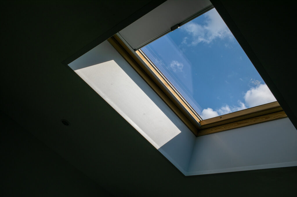 Dachfenster-Rollos: Eine einfache Montage ohne Bohren - Wohntrends Magazin