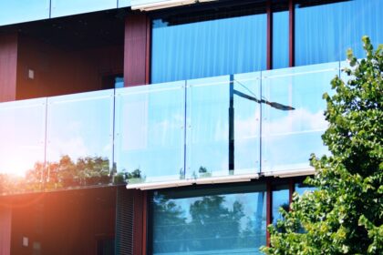 Plexiglas oder Glas: Der beste Windschutz für Balkone im Vergleich - Wohntrends Magazin