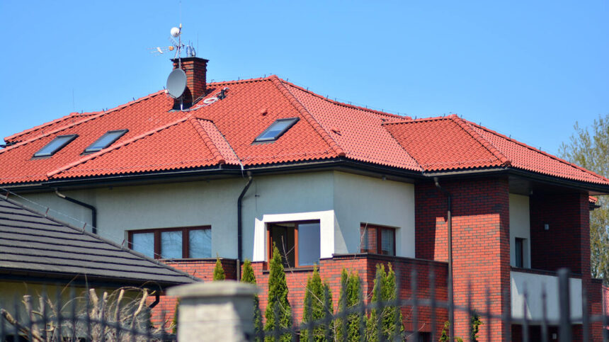 Farbharmonie am Haus: Wie man die passende Fassadenfarbe für ein rotes Dach auswählt - Wohntrends Magazin