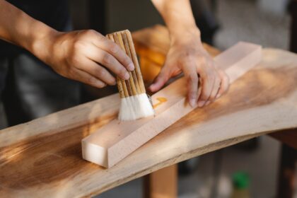 Holz ölen: Warum es essentiell für die Langlebigkeit ist - Wohntrends Magazin