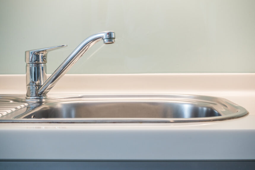 Braunes Wasser aus der Leitung: Mögliche Ursachen und Lösungen - Wohntrends Magazin