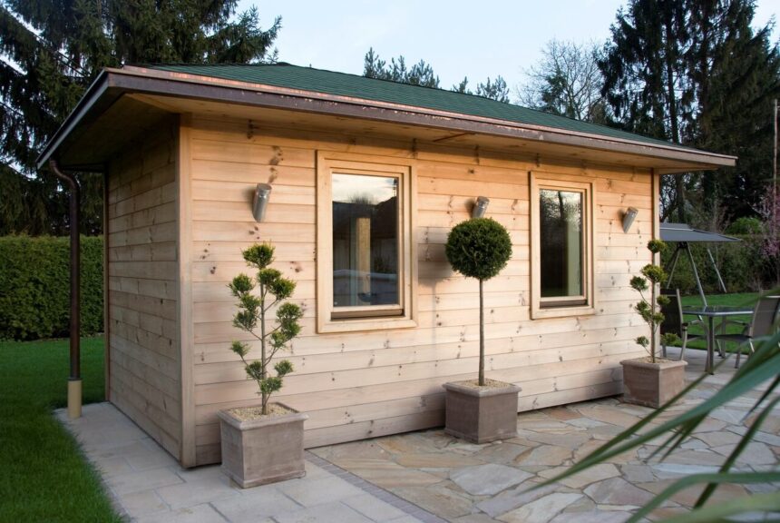 Das Dach eines Gartenhauses professionell decken - Wohntrends Magazin