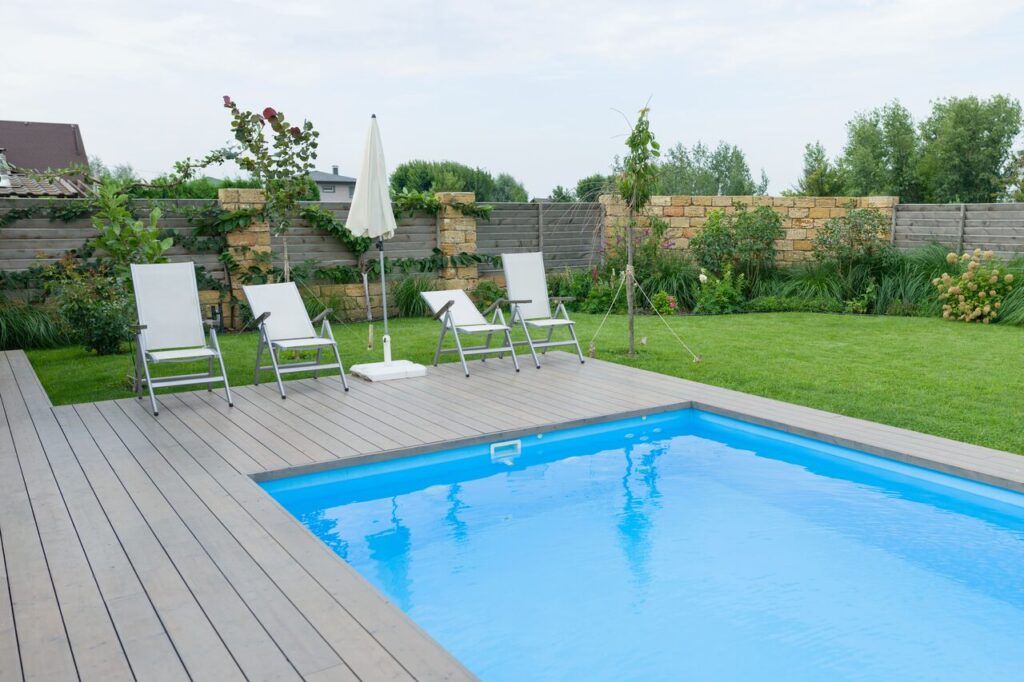 Pool an Terrasse anbauen: Tipps für die perfekte Integration - Wohntrends Magazin
