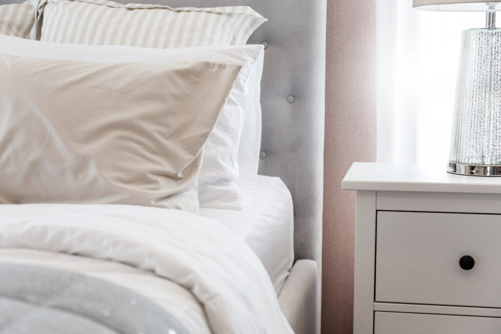 Bett dekorieren wie im Hotel: Elegante und komfortable Gestaltungstipps - Wohntrends Magazin