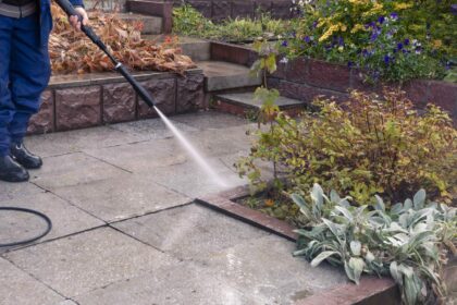 Terrassenplatten mit Waschpulver reinigen: Eine effektive Methode für Ihre Außenflächen?
