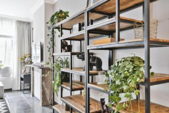 Offene Regale richtig nutzen: Effektive Ideen für mehr Stauraum und Stil in Ihrer Wohnung - Wohntrends Magazin