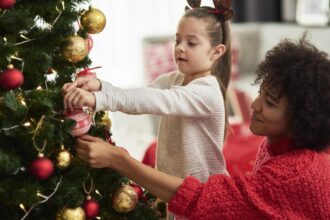 Weihnachtsbaum kindersicher gestalten: Tipps für ein sicheres Fest - Wohntrends Magazin