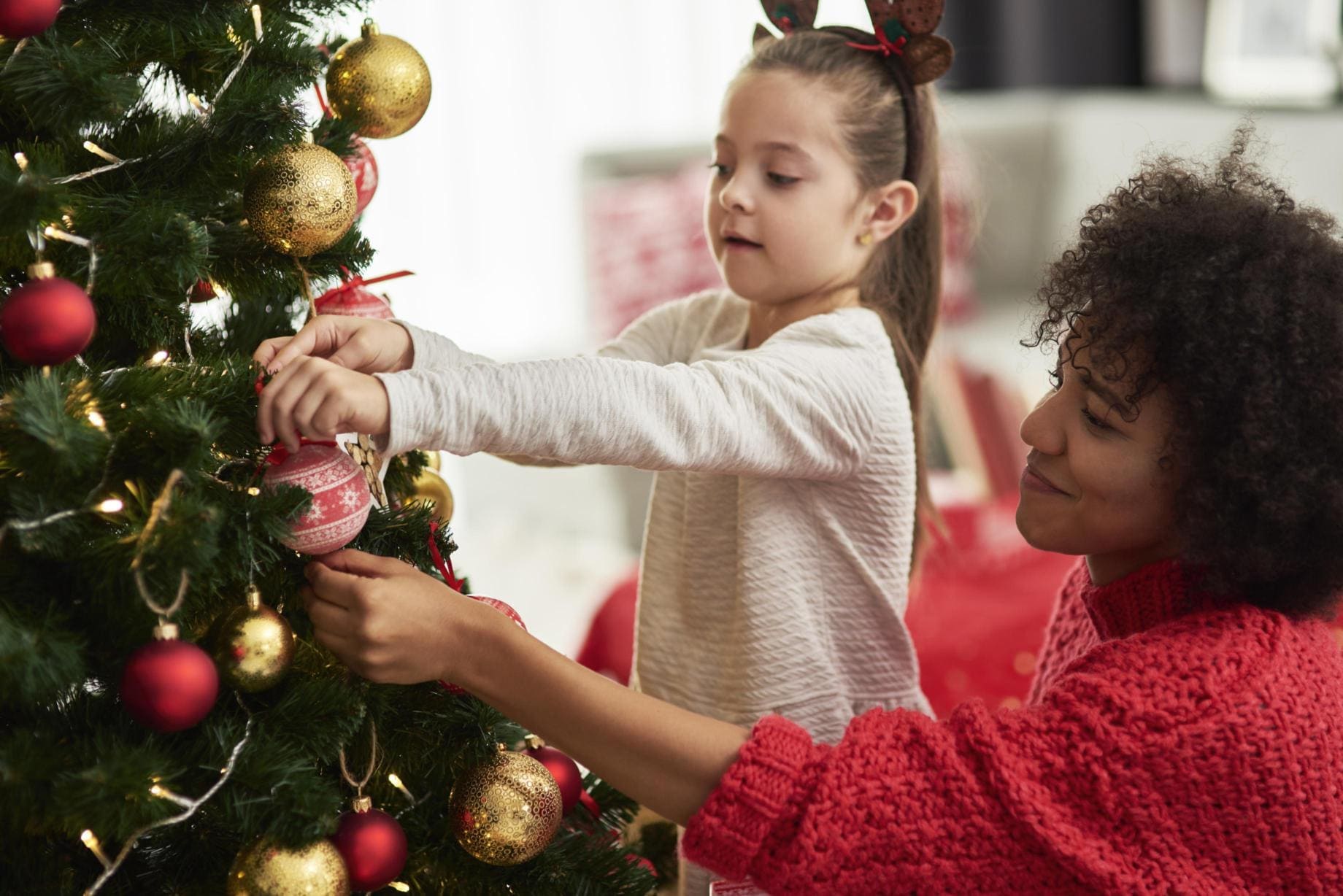 Weihnachtsbaum kindersicher gestalten: Tipps für ein sicheres Fest - Wohntrends Magazin