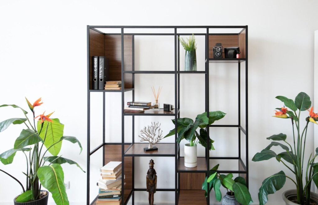 Offene Regale richtig nutzen: Effektive Ideen für mehr Stauraum und Stil in Ihrer Wohnung - Wohntrends Magazin