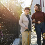 Wohnen für Hilfe: Wie das Zusammenleben von Studenten und Senioren beiden Generationen hilft - Wohntrends Magazin