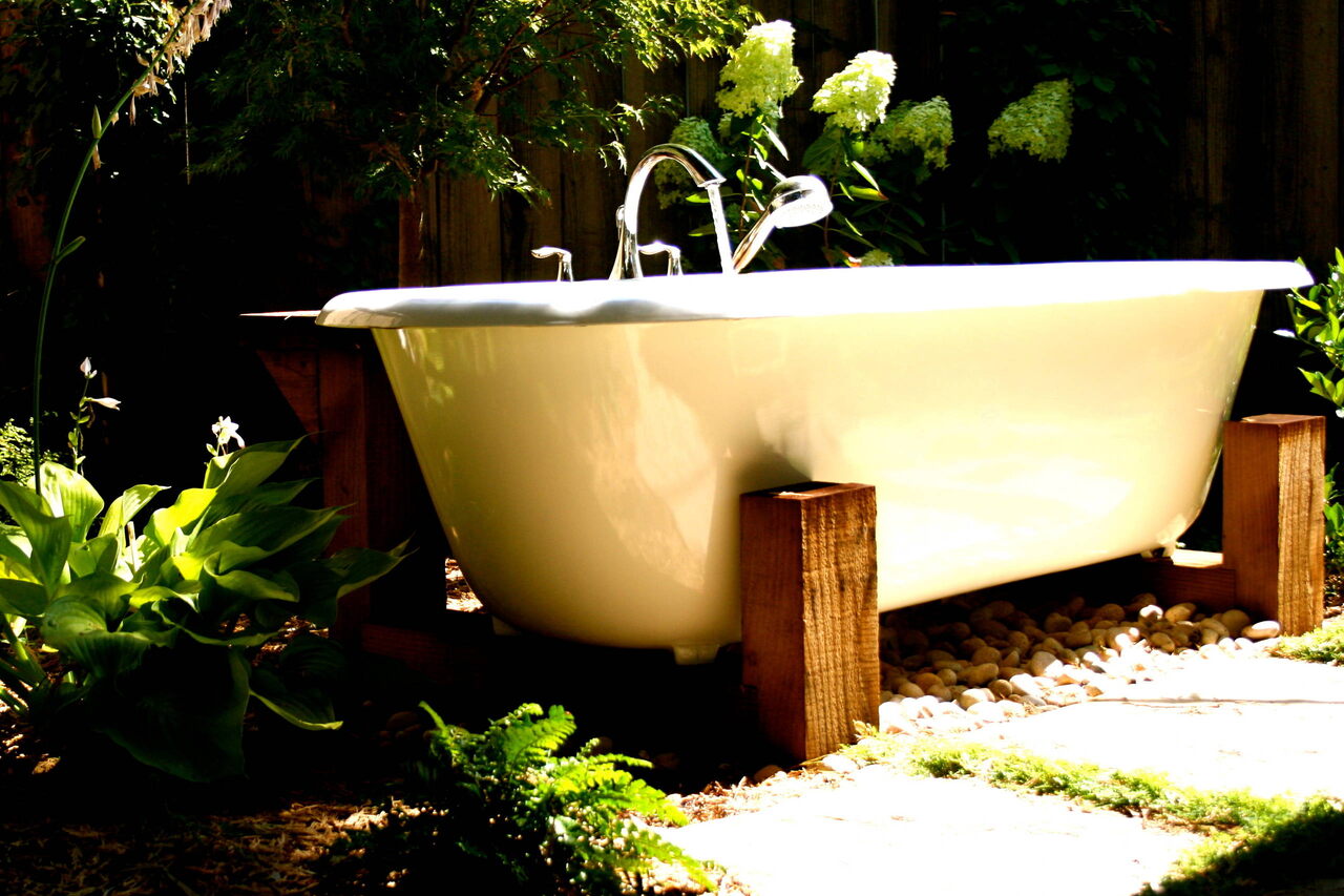 Alte Badewanne als Pool im Garten Kreative UpcyclingIdeen