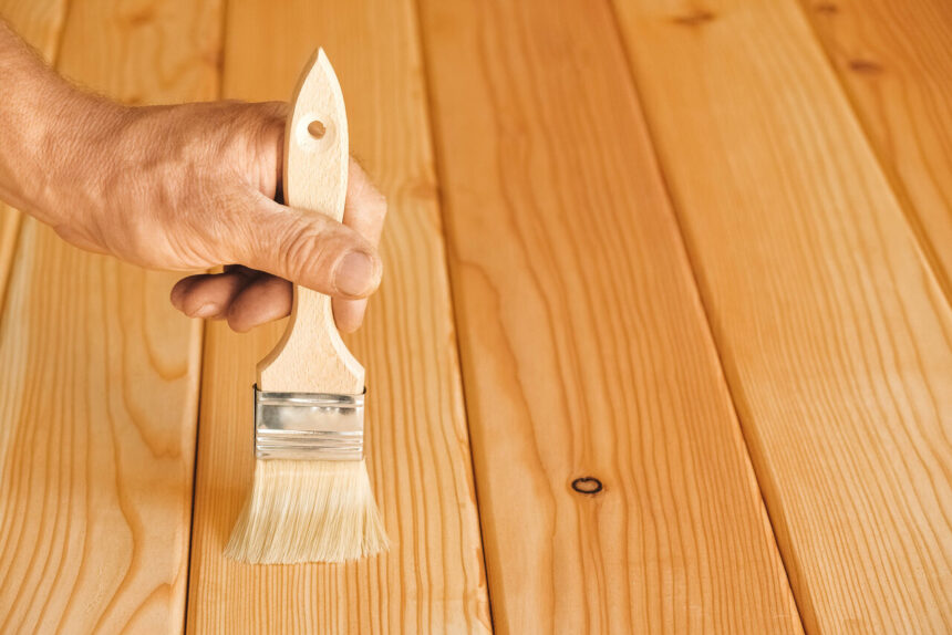 Lasiertes Holz lackieren