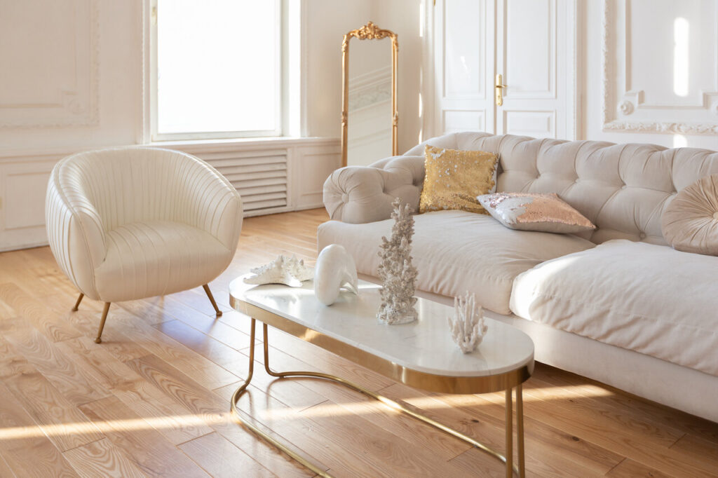 Wohnzimmer in Beige und Gold