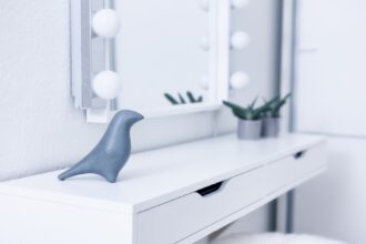 ein eleganter schminktisch als beauty oase warum stilvolle konsolentische mit schubladen der neue wohntrend sind
