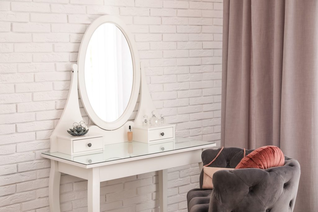 wie verwandelt ein schminktisch das eigene schlafzimmer in ein privates boudoir